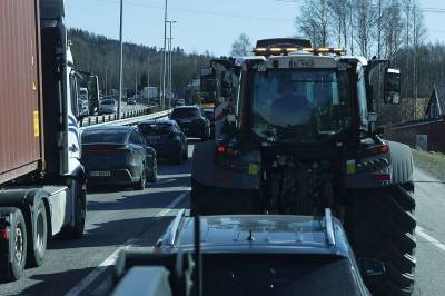 Stoppet av politiet. Kun noen få får komme inn til Stortinget.