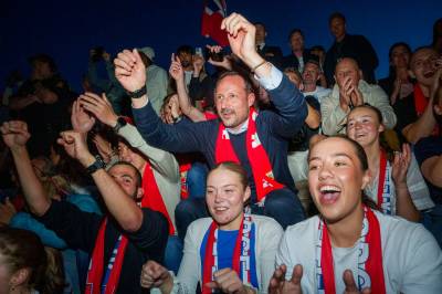 Kronprinsen drar til VM-kvartfinalen
