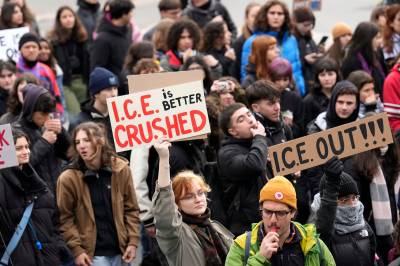 Stor anti-OL-demonstrasjon i Milano før åpningsseremonien