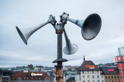 Når tyfonene uler, må vi snakke om det viktigste