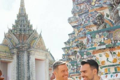 Tatt på sengen av ektemannen