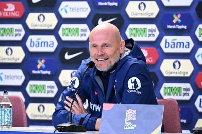 Ståle Solbakken møter pressen etter kampen mot Danmark