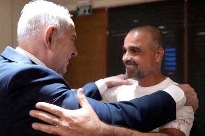 Møtte Netanyahu i blodflekkete klær: – Du er en helt