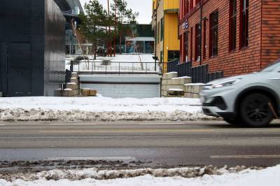 Her står hundre parkeringsplasser tomme. Derfor får du ikke bruke dem