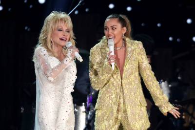 Miley Cyrus om gudmor Dolly Parton: – Vil alltid elske henne