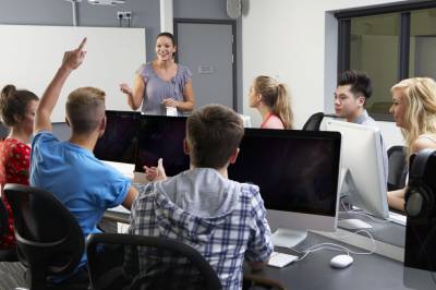 Nei, mannlige lærere er ikke bedre på digitale ferdigheter enn kvinnelige lærere