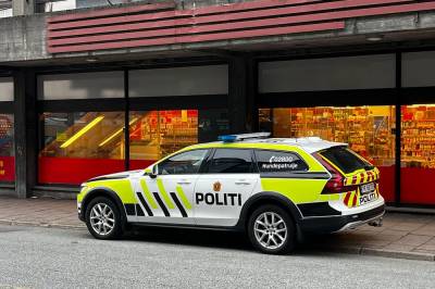 Tenåringer løp med kniv og spyd – ansatte måtte søke tilflukt på lageret