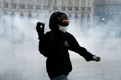 Bordeaux: stein brukt mot politiet