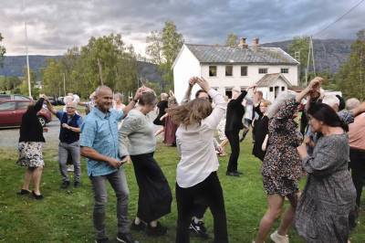 Bygdefest som scenekunst til terningkast seks