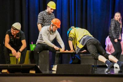 Menn kaster seg ut i årets juleshow