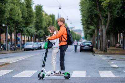 Fem ganger så høy risiko for ulykker om man er flere på el-sparkesykkelen
