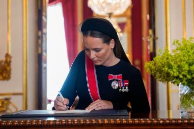 Nå er kronprinsessens ed overlevert til Stortinget
