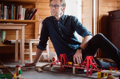 Filosofen Sigurd Hverven: – Mange foreldre reduserer seg selv til «forvokste unger»