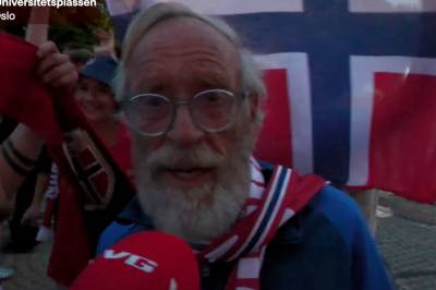Her fester Per (82) med ungdommen