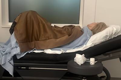 Her ligger Helene Smeland på legevakten med symptomer på hjerteinfarkt. Legene trodde det var gallestein: – Litt bekymringsfullt