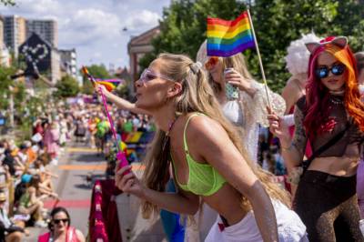 Åpner Pauserom under Pride-paraden