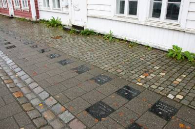 Da politiet ransaket hjemme hos mannen i natt, fant de 14 steiner fra Bergens Walk of Fame