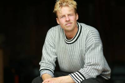 Deler premien: - Skylder flere