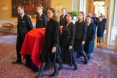 Her følger familien kong Haralds båre gjennom slottet