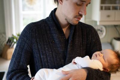 Nybakte pappaer blir fortsatt blir sett på som hjelpere, ifølge ny studie