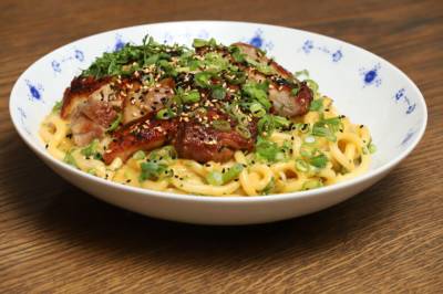 Udon nudler med stekt kyllinglår