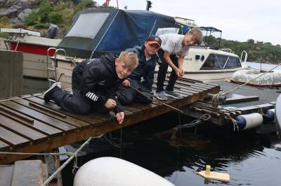 Gutane testa fiskelukka på Langøymarknaden
