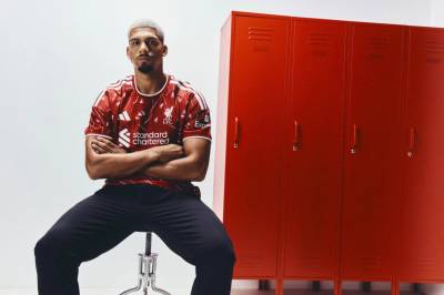 Liverpool bekrefter signeringen av Ronald Araujo fra Barcelona