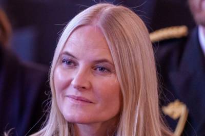 Kronprinsesse Mette-Marit: – Jeg ønsker å komme med en dyp beklagelse for mitt vennskap med Jeffrey Epstein. 