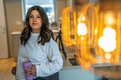 Hanie (32) mangler samboeren store deler av året: – Datteren vår sier natta til bildet av pappa