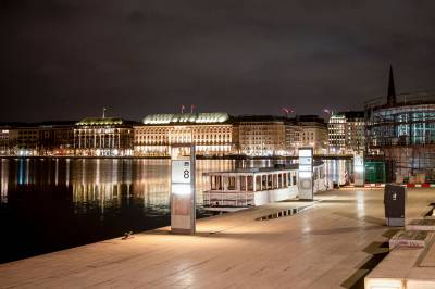 Ulv bet kvinne i ansiktet midt i Hamburg