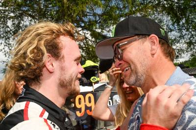 Nå kan han kopiere faren: VM-gullkampen vidåpen etter drama