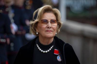 Dronning Sonja besøker Nasjonalarkivet – skal få se hilsener og tegninger fra Slottsplassen