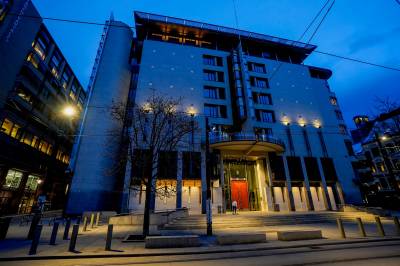 Vaktmester fengslet etter pulverfunn på jobben