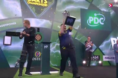 Her løfter han trofeet