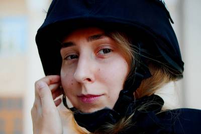Hvor går grensen for hva journalister kan gjøre i krig? Skal de ta med våpen til fronten?
