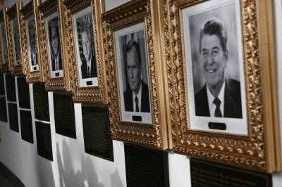 Trump gjør portretter i Det hvite hus til politiske angrep på Obama og Biden