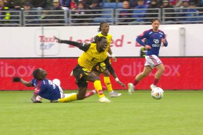 Sjekkes for beinbrudd etter stygg takling