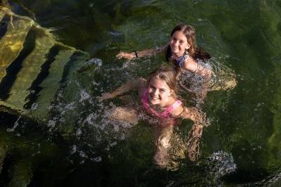 Målte 28 grader. Mener varmen har kommet for å bli.