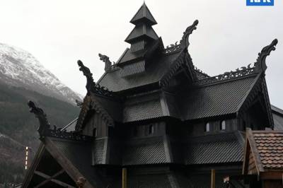 Elevar bygde nissehus ved «stavkyrkja»