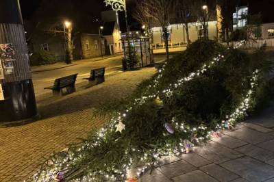 Juletreet på torget i Flekkefjord sagd ned - igjen