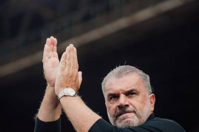 Postecoglou går fra sparken i Premier League etter åtte kamper til å benke Cristiano Ronaldo i pausen