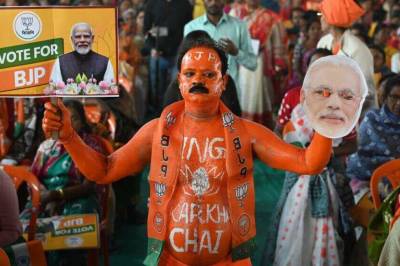 Asiatiske ledere i sosiale medier: Deler damehistorier, gir råd i radioprogrammer og viser seg fram i lek med katter