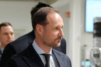 Kronprinsen taus om kronprinsessens Epstein-taushet