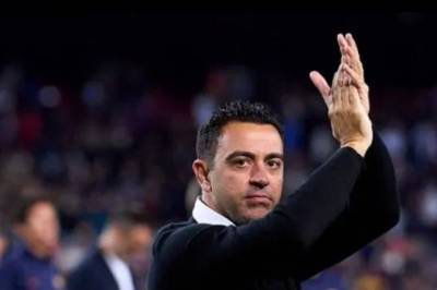 Barcelona legende Xavi Hernandes venter på en telefon fra Manchester