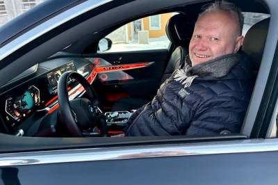 Har ventet i et halvt år på luksusbilen: – Deilig å endelig kunne kjøre den