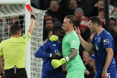 Sjokkutvisning da Everton slo Manchester United – slo til egen lagkamerat