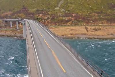 Vinden herjer i Lofoten – fly nesten tre timer forsinket