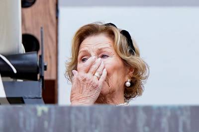 Kongefamilien hilser folket