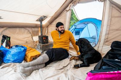 Jonatan (28) flyttet til skogs for å betale ned på boliglånet: – Jeg hadde leilighet. Men jeg hadde ikke råd til å leve i den.