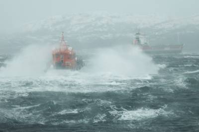 To personer plukket opp av los-båt etter forlis